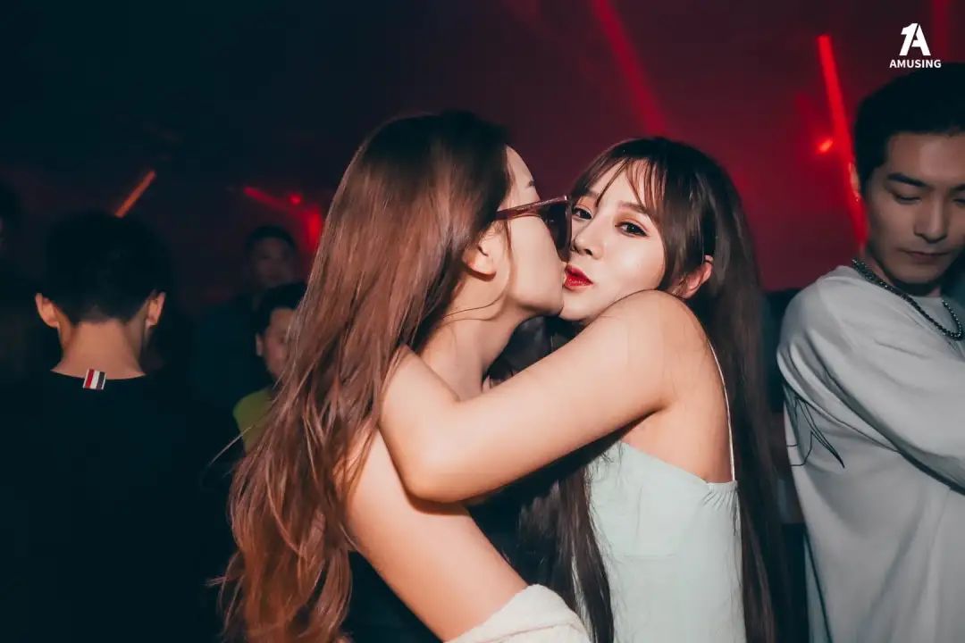 在家vs夜店视频直播，同一个镜头，两种截然不同的真实